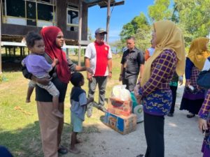 Ketua TP PKK Salurkan Bantuan Sembako dan Santunan ke Warga Miskin di Desa Laikang