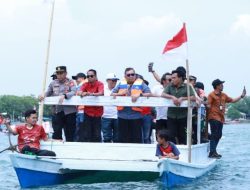 Bupati Takalar Bagikan Bendera Merah Putih Sekaligus Lepas Pawai Perahu 