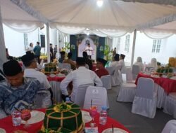 Hangatnya Kebersamaan di Rujab Bupati, Daeng Manye Buka Puasa Bersama Masyarakat dan Serahkan Bantuan Korban Banjir